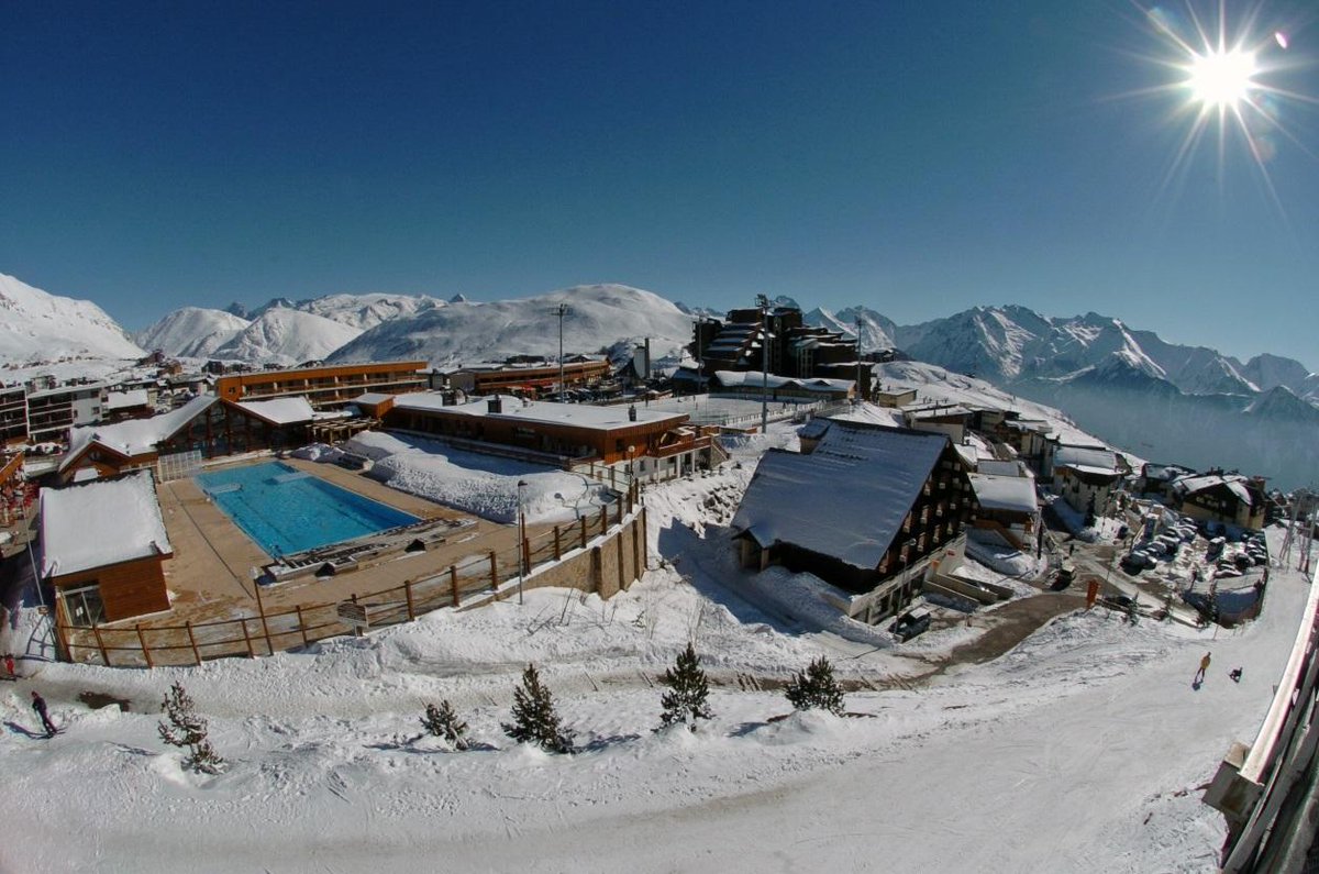 bfmbusiness's tweet photo. Megève n'est plus la station de ski la plus chère de France https://t.co/0WLJ9Q0i9k https://t.co/VrsZeuH2Qo