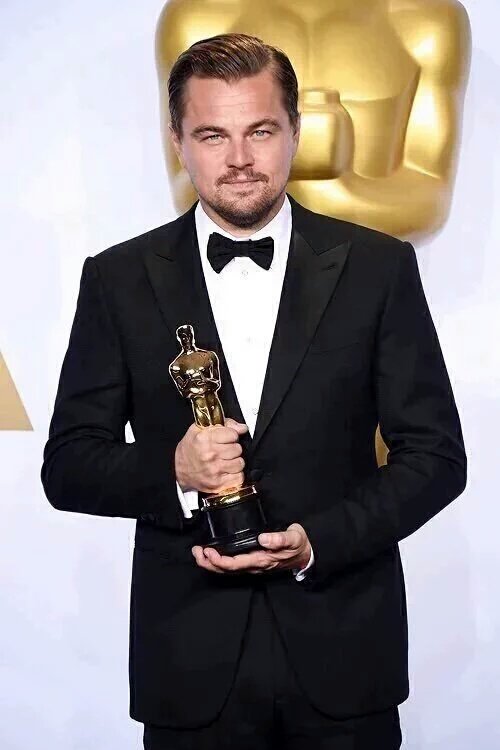 leokatelove's tweet photo. HE WON! HE DID IT! MY MAN FINALLY GOT HIS OSCAR! CONGRATULATIONS LOVE 🎊 🎊 @LeoDiCaprio https://t.co/UPZYYI7sFM