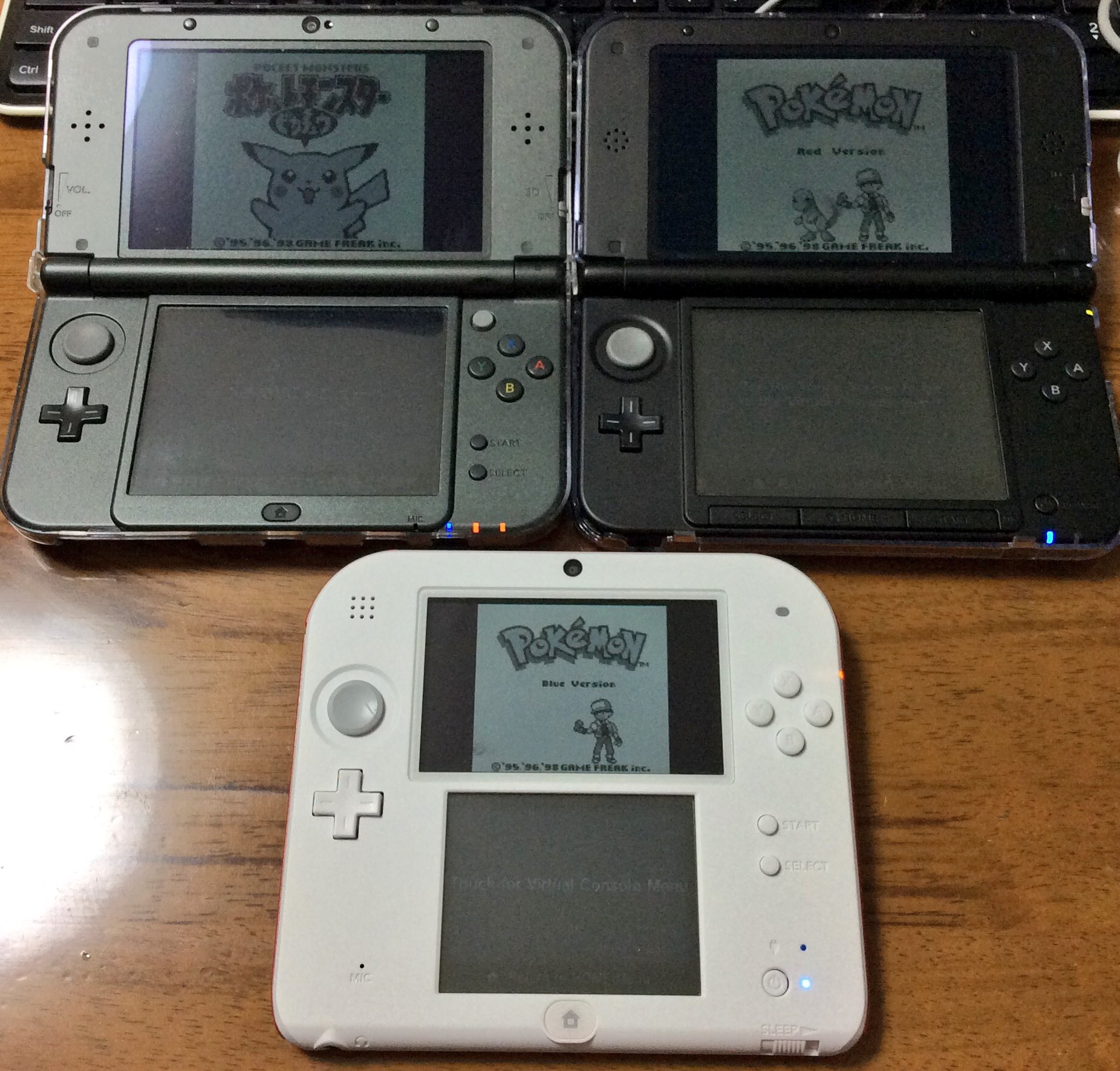 Maoh On Twitter ノリで北米版ポケモンvcも買ったけど 海外はピカチュウバージョンがカラーで表示されるんだよな と北米版をピカチュウバージョンにして国内版を赤か緑にすればよかったと後悔 まぁ欧州は北米版と通信出来る英国版選んで正解