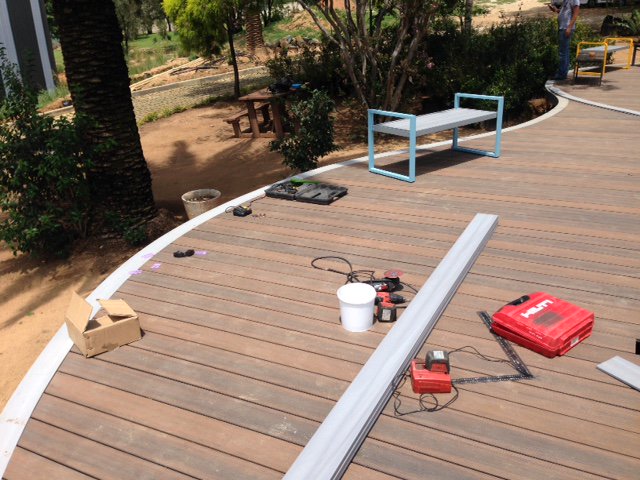 EvaLastGlobal's tweet photo. Bet timber can't do this... #decksthatbend #compositedecking #evatech #underconstruction https://t.co/FFuil4mMit https://t.co/Du0zqACfSa