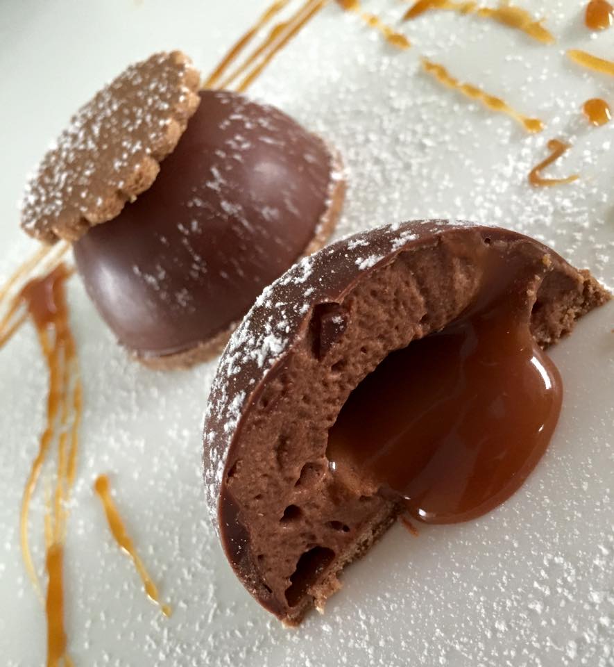 Dôme au chocolat au lait, mousse au chocolat, insert au caramel beurre salé et feuillantine au praliné-petits beurre