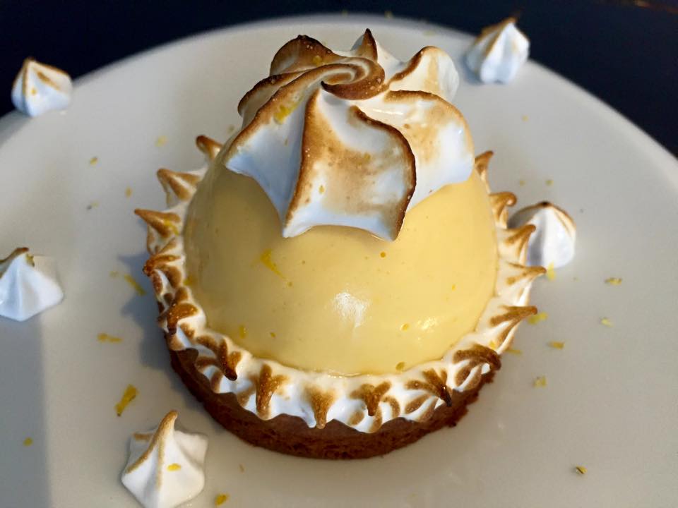 Tarte au citron revisitée ! Sablé breton et crème au citron aérée...
Il n'y a plus qu'à déguster.