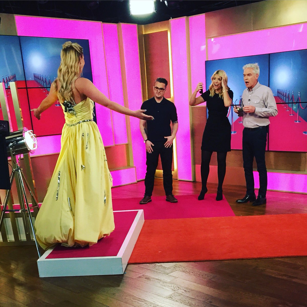 thismorning's tweet photo. Now that's a reaction! #Oscars dress mission accomplished @DAVIDOBRIEN75 👍 https://t.co/82VrFG0y9m