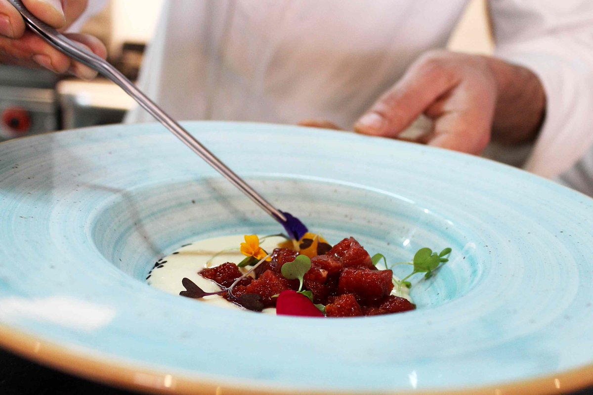 Nuestro chef ya está dando color a nuestros platos. ¿Qué te vamos pidiendo? #TDSGastro #sevillahoy