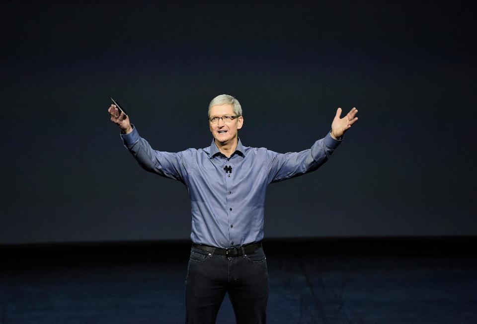 Forbes's tweet photo. Here's why Apple says hacking iPhones violates free speech: https://t.co/vQaS2DZsTG https://t.co/xEgCNrugWn