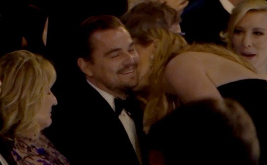 desiswift's tweet photo. HOW DID I MISS THIS OMFG GOALS T__T <3
#KateLeo #Oscars https://t.co/8NwHalnS3Q