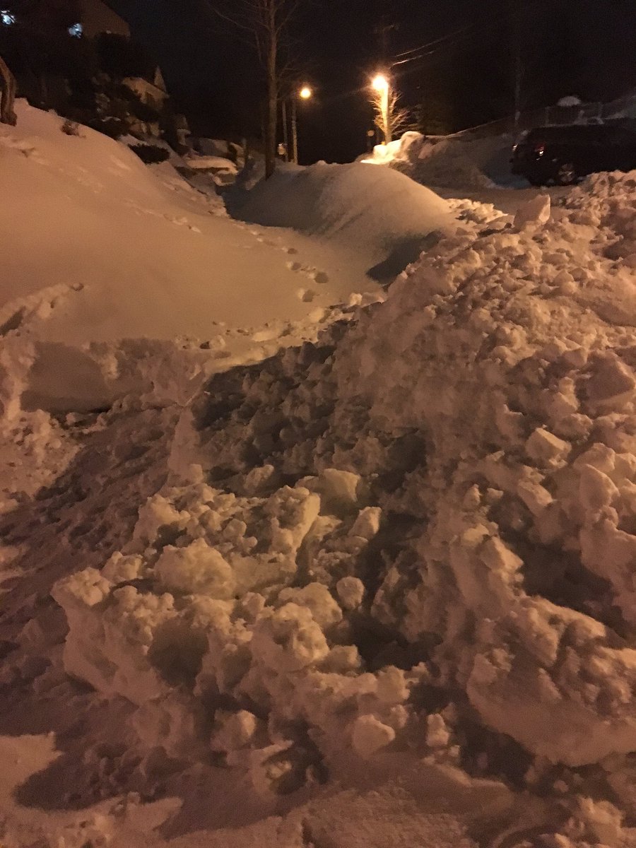 Kim_t02's tweet photo. ちょっと雪やばすぎて歩道ないの写真でわかりにくくて足も写したけどわかんねえわ！！！ https://t.co/RWLJe2uTO9