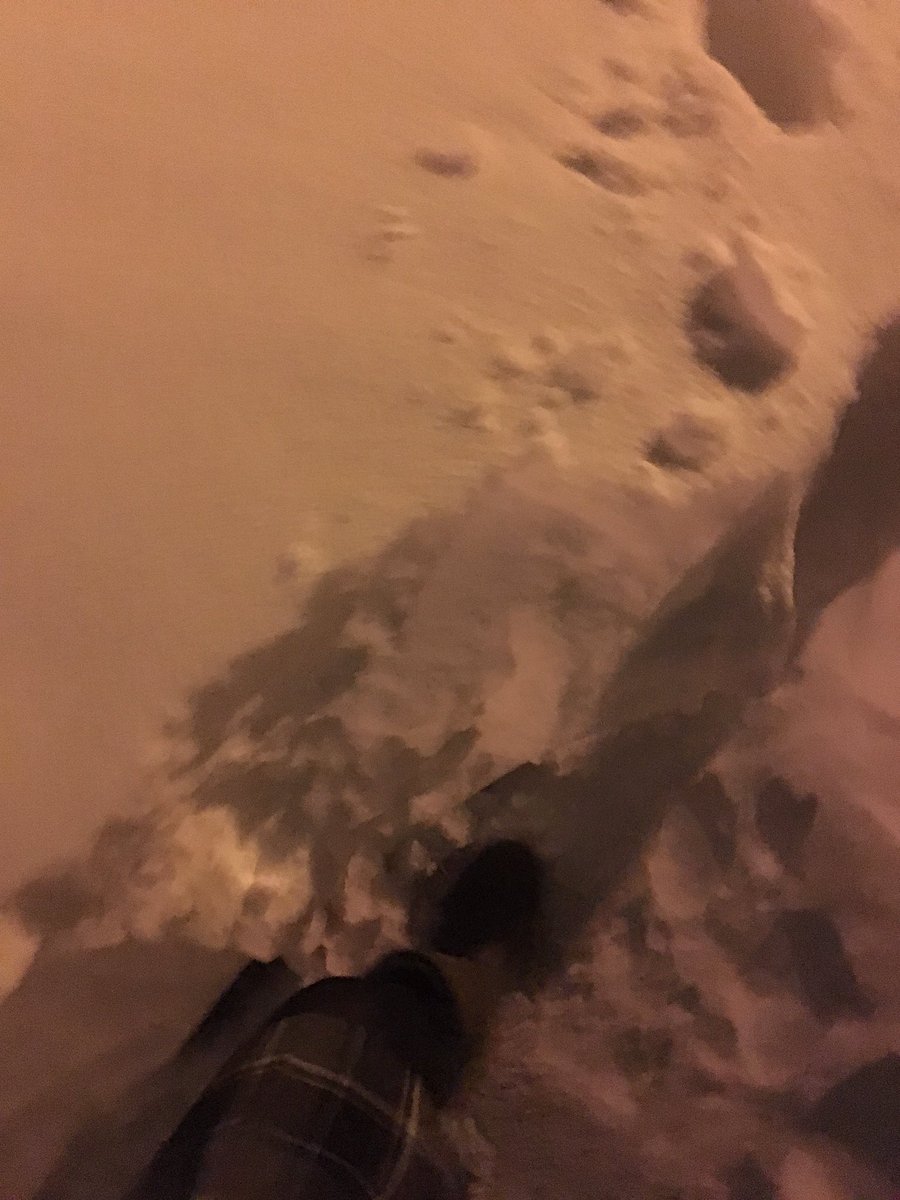 Kim_t02's tweet photo. ちょっと雪やばすぎて歩道ないの写真でわかりにくくて足も写したけどわかんねえわ！！！ https://t.co/RWLJe2uTO9