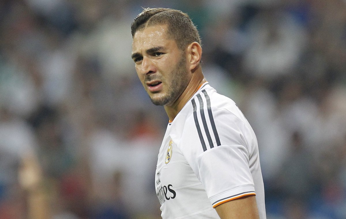 ActuFoot_'s tweet image. OFFICIEL ! Karim Benzema souffre d'une lésion musculaire au biceps fémoral de la cuisse droite !