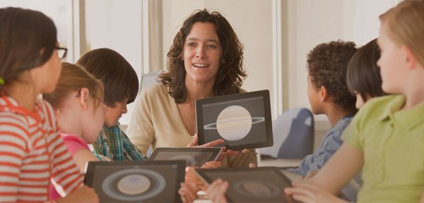 Carrieodonfire's tweet image. How can schools close the technology gap and how much will it cost? ow.ly/YiLEU #edtech #techgap