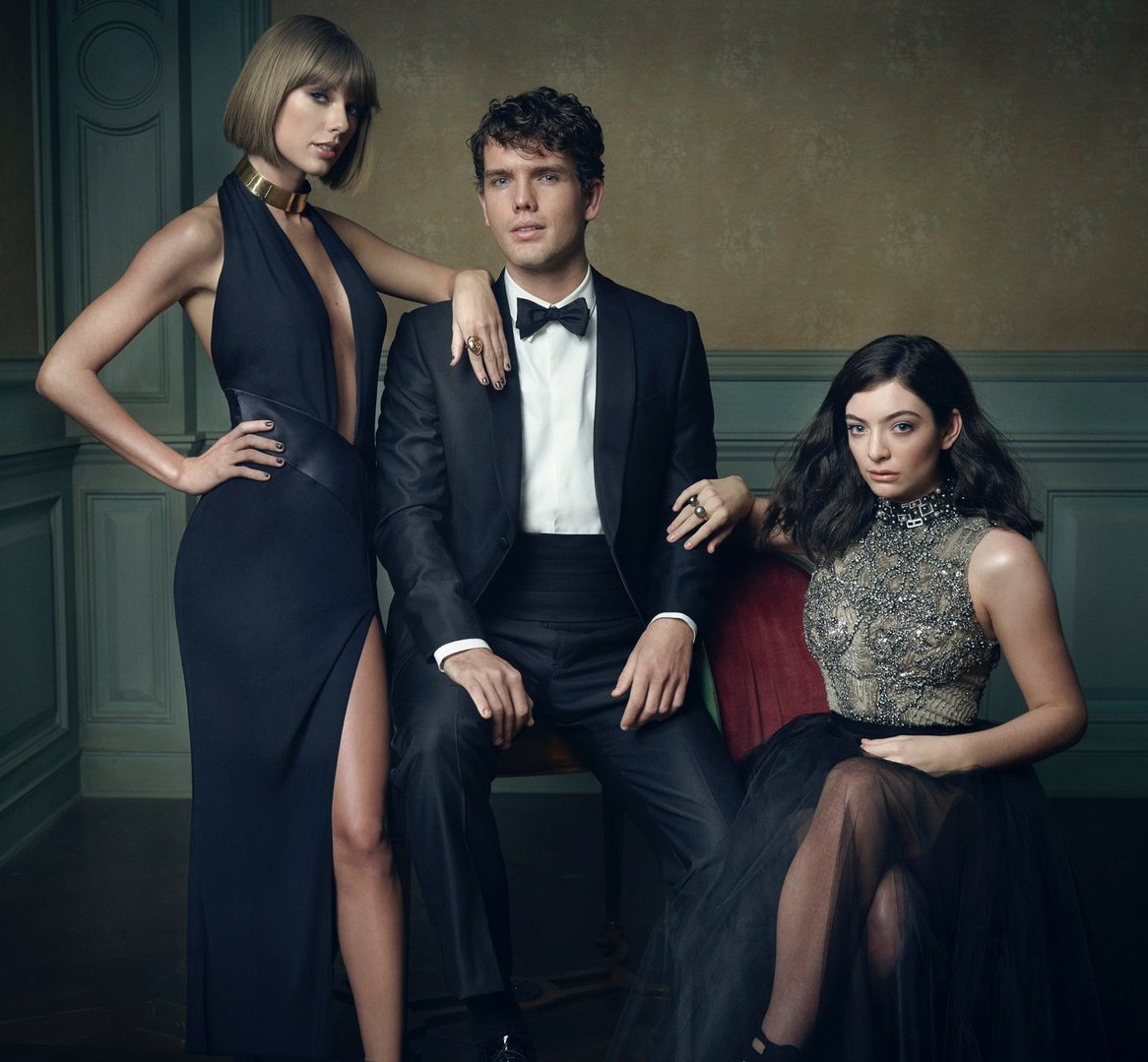 Lorde_fix's tweet photo. Taylor Swift, Austin Swift &amp; Lorde – Portrait by Mark Seliger #VFOscarParty https://t.co/2TDH3oTB81
