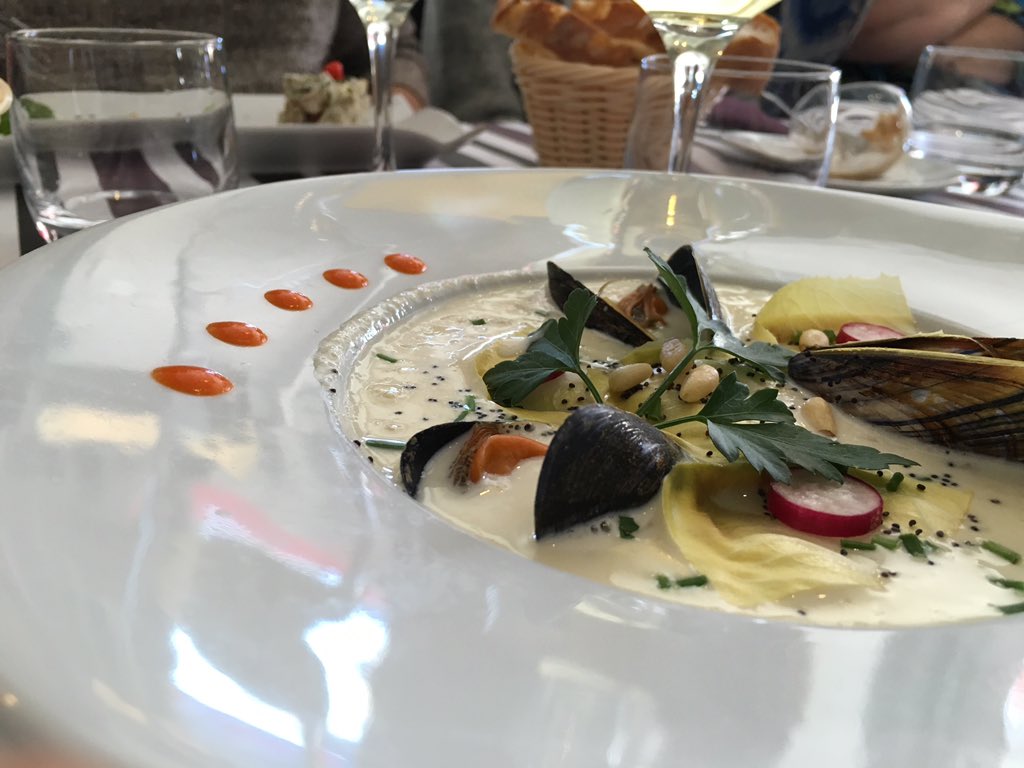EleveldWijn's tweet photo. Studiereis naar Frankrijk. Nage de st Jacques veloute d'endives au cidre poire! https://t.co/5w2To7oG04