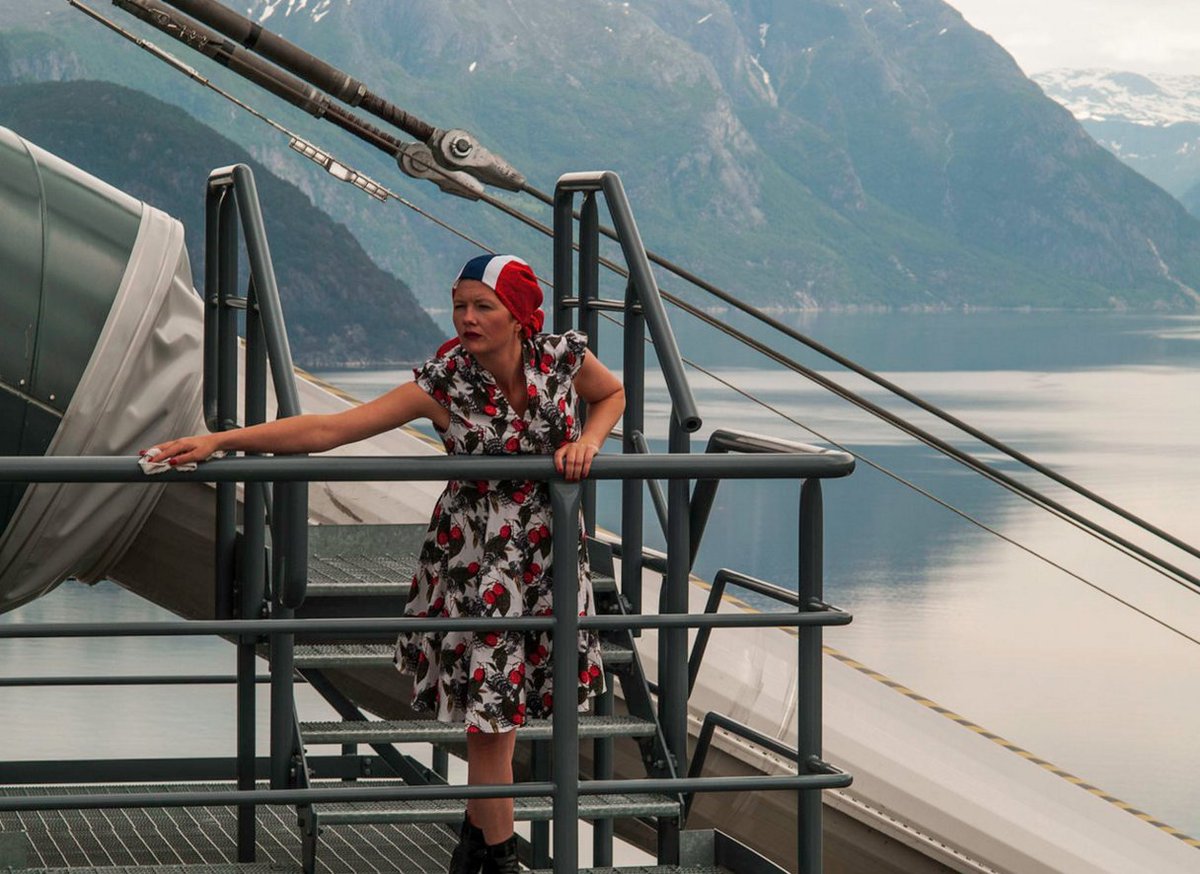 Woman cleaning by Gitte Sætre kunstguide.no/verker/woman-c… #performance #videoperformance #visualarts #contemporaryart