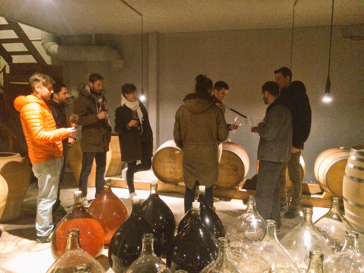 MasMartinet's tweet photo. L'equip de @ElDiset entre #anfores i #damajoanes, gracies per la visita! #priorat #wine #vino #ecowine https://t.co/3JFIYnFRbV