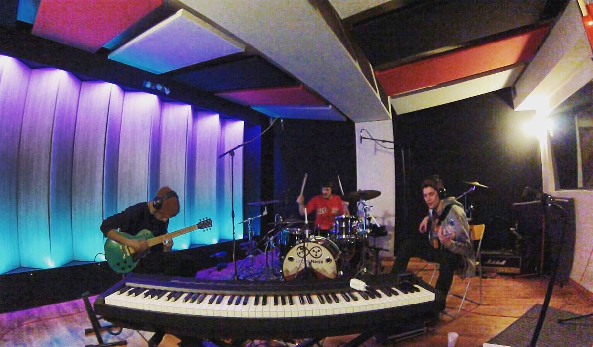 Estamos en @LastingNoise rubateando todo lo rubateable .