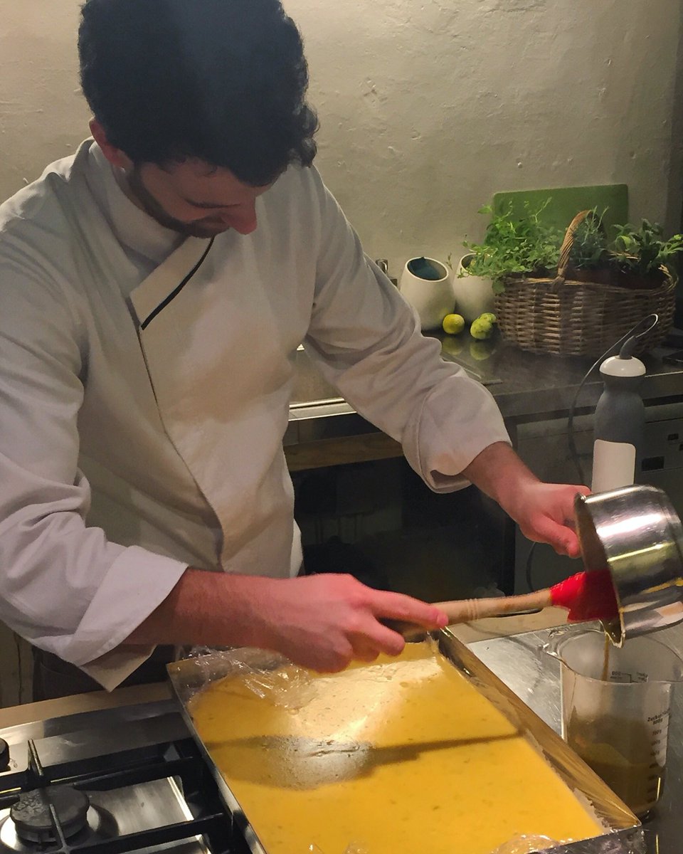 <a href="/lluiscosta1/">Lluís_Vallflorida</a> haciendo uno de los postres de la clase 'Pasteles de cumpleaños'