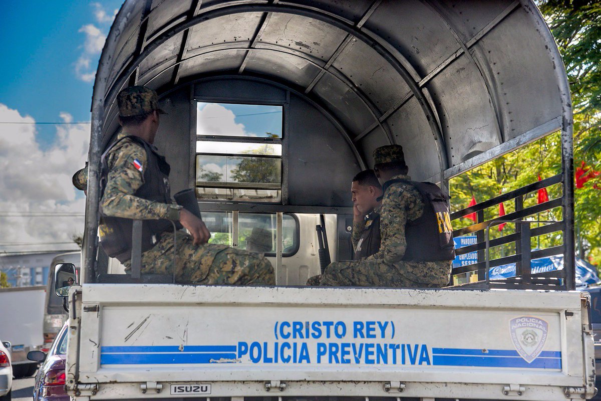 DiarioLibre's tweet photo. Policías pueden presentar cédula en clínicas afiliadas al Senasa hasta obtener carné https://t.co/Pt3dqHOHHI https://t.co/ZQme24A1cK