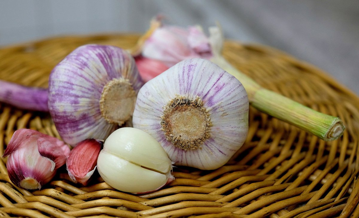 savourdotie's tweet photo. Get rid of #garlic stink on your fingers with this simple &amp; effective #kitchenhack: https://t.co/qyl7xQlSpe https://t.co/HmlXHyg2QI