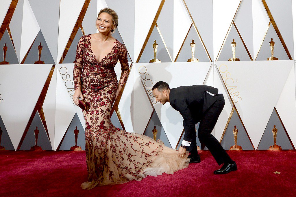 Bravo On Twitter John Legend Helps Chrissy Teigen Avoid A