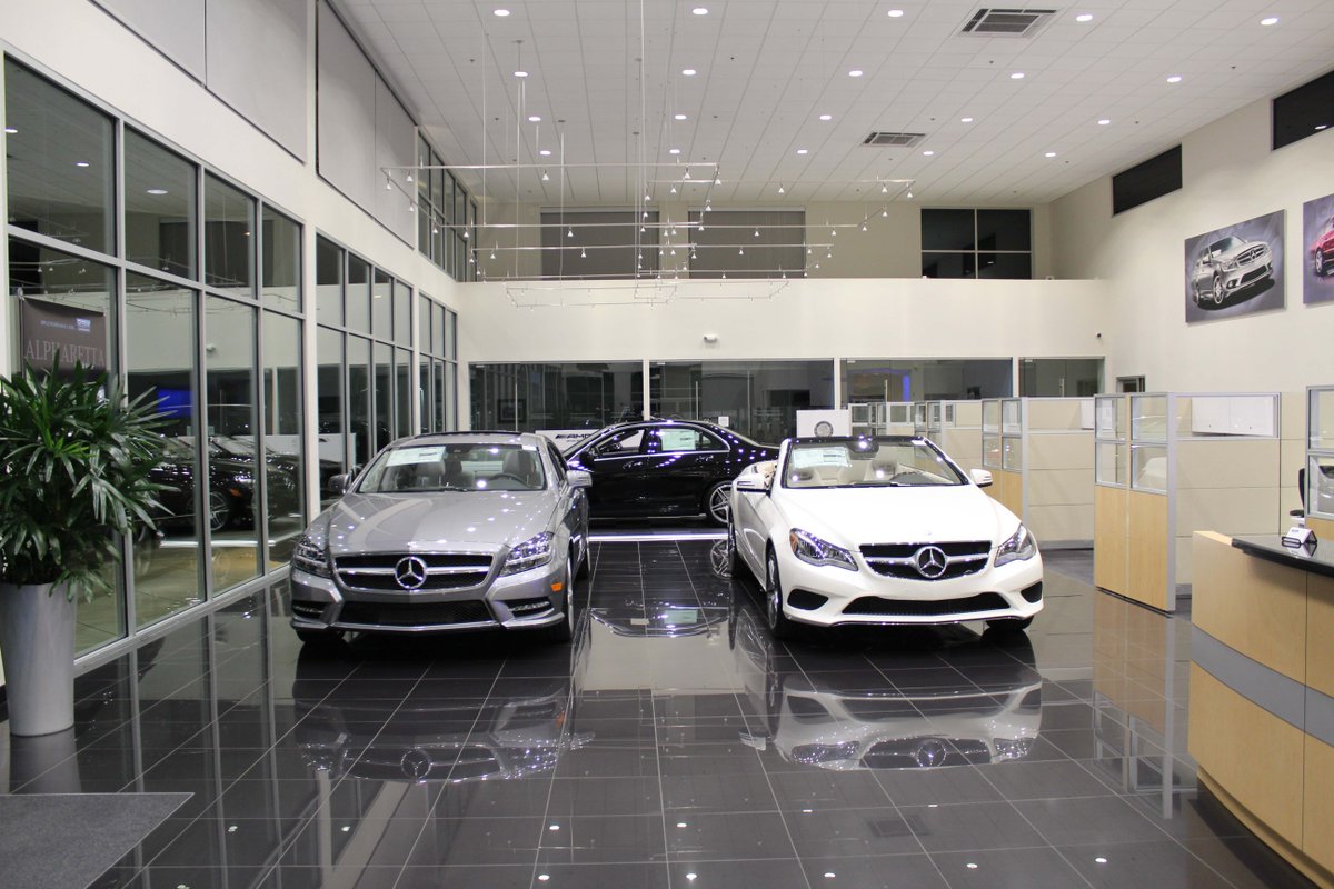 LEDTRONICSMX's tweet photo. Iluminacion LED en agencia de autos https://t.co/8lbCrztukX