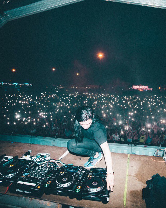 Skrillex's tweet photo. We're in South Africa right now: ) @jasdavis_ and I took some photos ! Look at them here 😎😎https://t.co/e9A7x8Iuv3 https://t.co/mnw1HTU7Y3