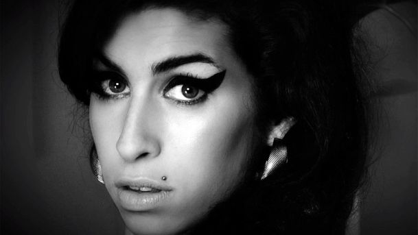 Hipertextual's tweet image. “Amy”, la historia del documental ganador del Oscar 2016 - presentado por @movistarplus bit.ly/1VNjIKL