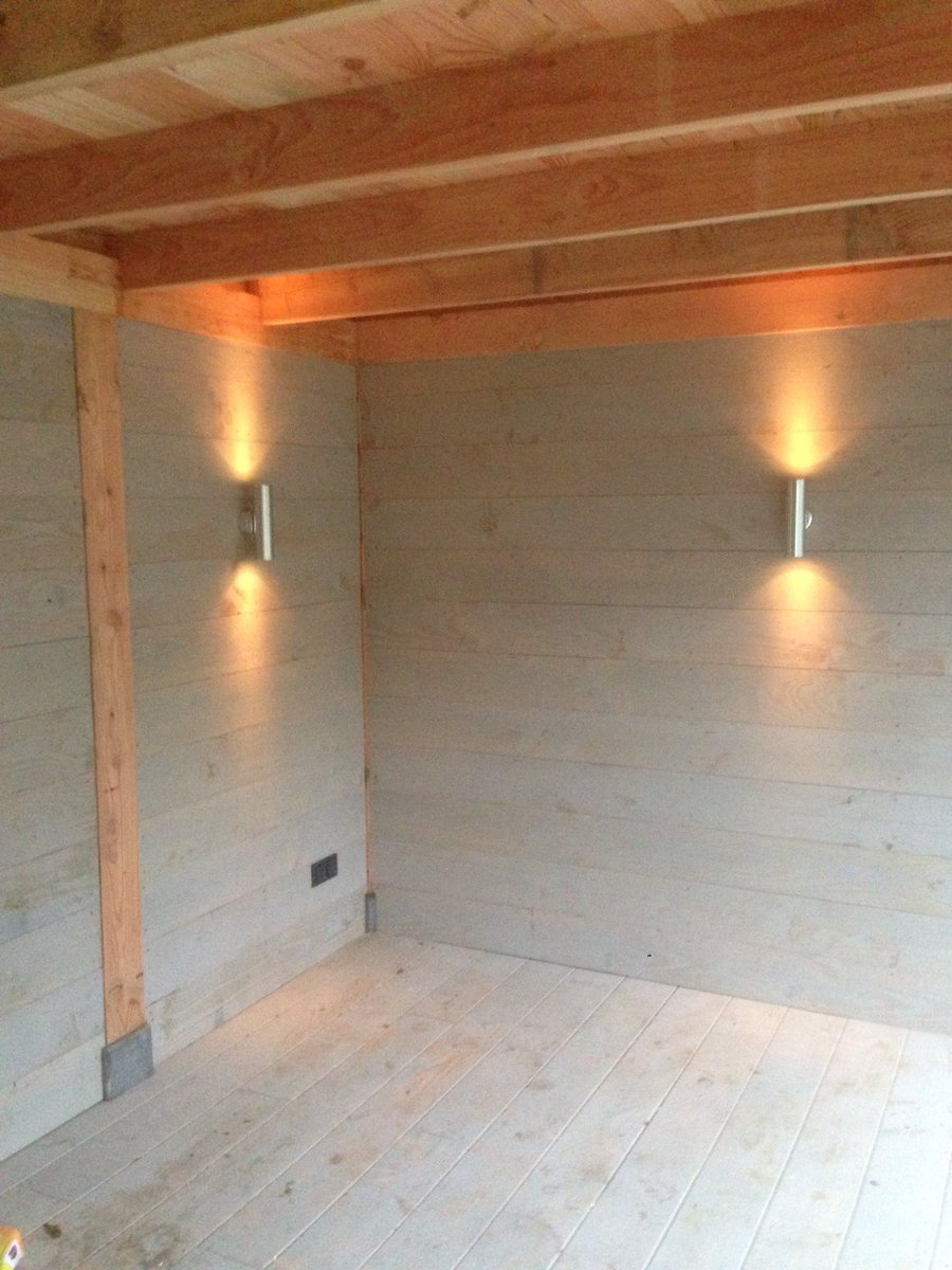 Strakke up/down verlichting geplaatst in een buitenverblijf. #design fenctotaaltechniek.nl