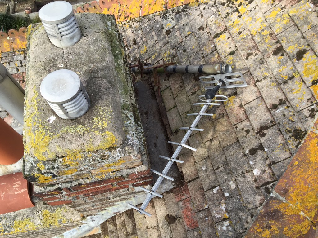 WykeWindowClean's tweet image. Up in the sky's of Weymouth clearing growth and removing an unsafe aerial today #Dorsethour