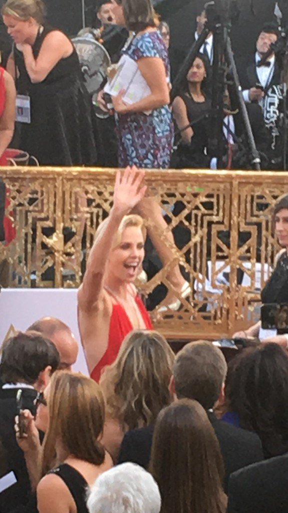 marilerie's tweet photo. The beautiful Charlize Theron at #TheOscars2016 @olv #TheOscars #PEOPLEVIPs https://t.co/LfrLMBKFnS