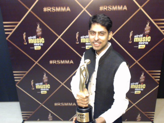 MirchiSelfie's tweet photo. ..@varungrover winning the best lyricist award "Yay! I just won at the 8th Mirchi Music Awards Hindi! #RSMMA" https://t.co/laESGQCyao