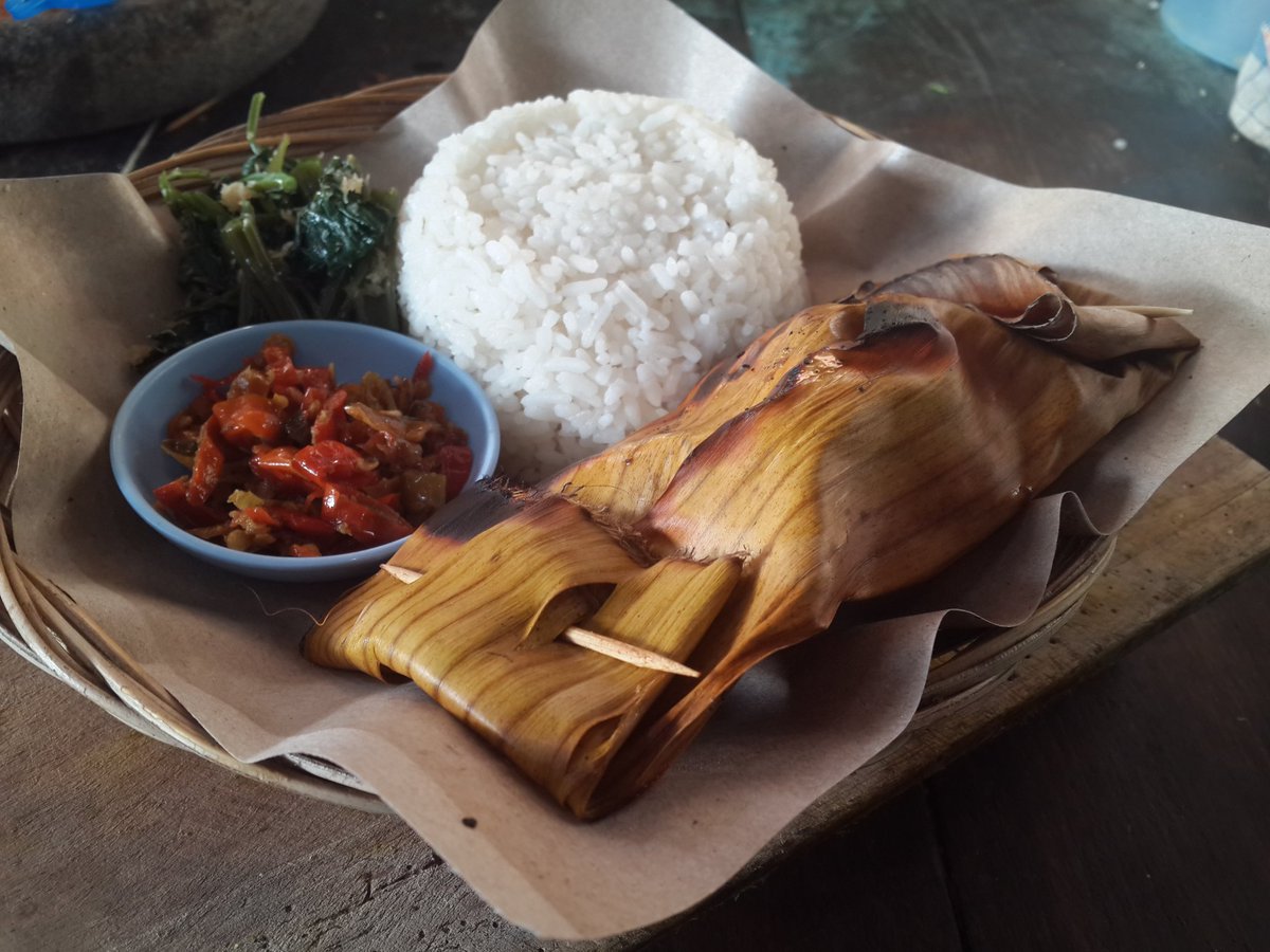 Cobain deh tampilan br Ayam Betutu <a href="/waroengckoeh/">waroengckoeh</a> dkemas dgn daun pisang n di grill mnambah citarasanya <a href="/golek_mangan/">BBQ 🐔</a>