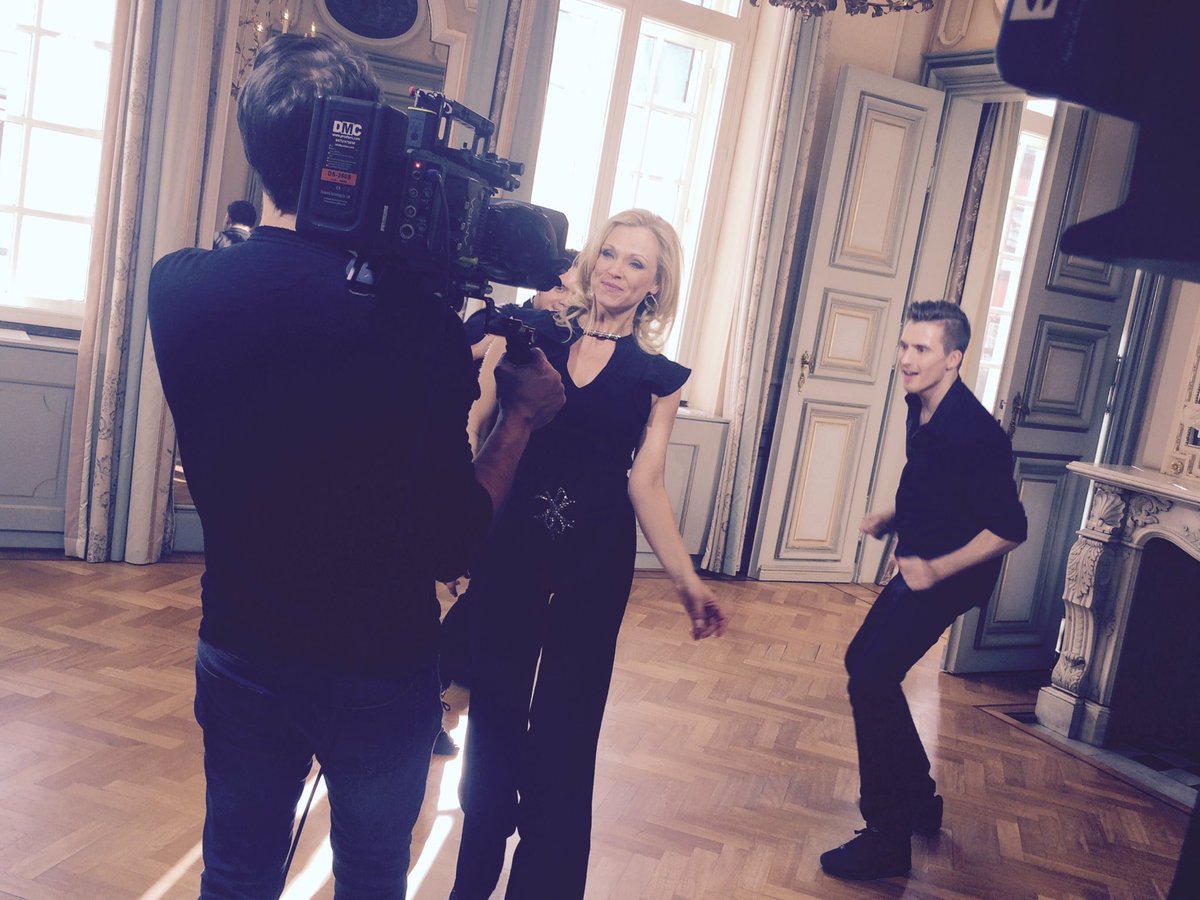 BartvOost's tweet photo. Videoshoot Laura Lynn. #choreographer #danzateljee #fun #blueduck https://t.co/GrZskpRN4a