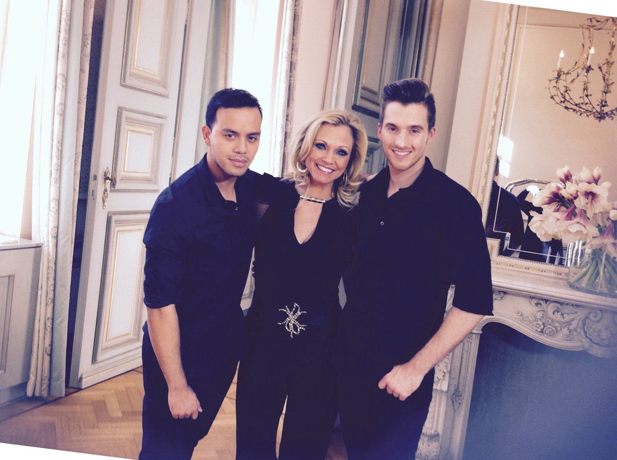 BartvOost's tweet photo. Videoshoot Laura Lynn. #choreographer #danzateljee #fun #blueduck https://t.co/GrZskpRN4a