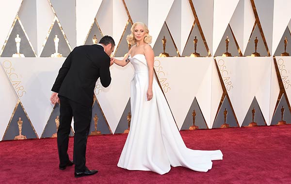 ABC7Chicago's tweet photo. OSCARS FASHION: Watch live now for a #RedCarpetRecap and how you can dress like a star https://t.co/joUO8qIA84 https://t.co/Wj8S2qNXNa