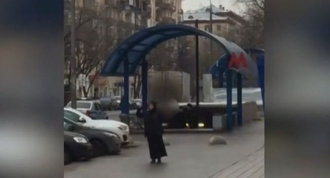 AnnaharFr's tweet photo. #Russie: une nounou brandissant la tête coupée d'un enfant arrêtée à #Moscou @Annahar https://t.co/yNJ2fe8G12 https://t.co/1Xd4GNiNEK