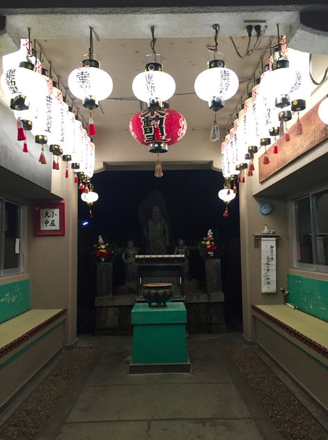 AngieTroianos's tweet photo. Late-night jog in my neighborhood led me to discover this tiny shrine.
#latenightjog #discovery #needtoexplore https://t.co/yY1xvxcomU