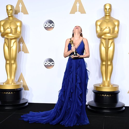 briebeingcute's tweet photo. Brie Larson laughs as she poses in the press room with the award for best actress in a leading role https://t.co/1wzxP7BFTU