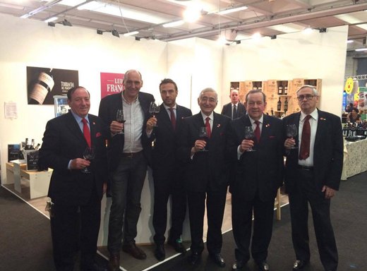 siparum's tweet photo. #AbiProfessional a #RistorExpo con due master su Gin e #rum @abiprofessional @MrRistorExpo https://t.co/bVvIaFSx94 https://t.co/G4luCWfsZW