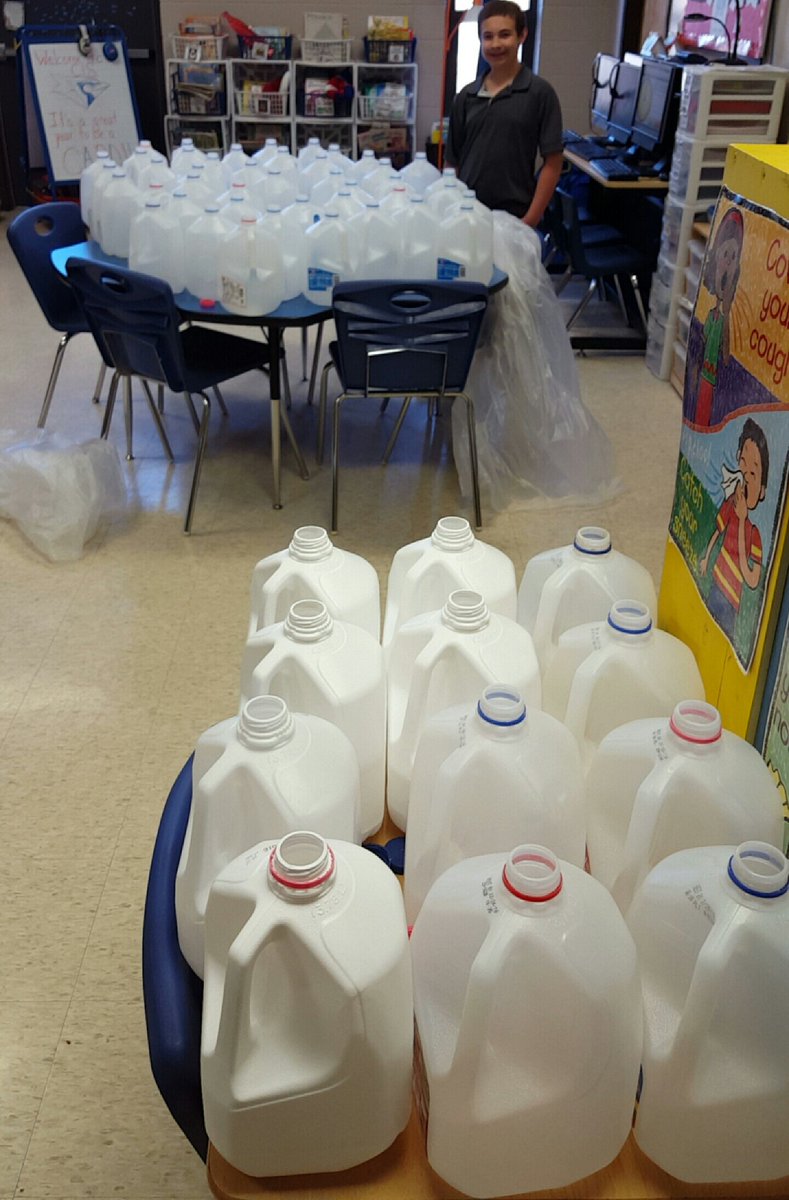MsDyeAtSchool's tweet photo. #projectigloo continues to be underway. Time to bundle bags of 20 and check our progress. #280 and counting! https://t.co/DToCeG3QQP