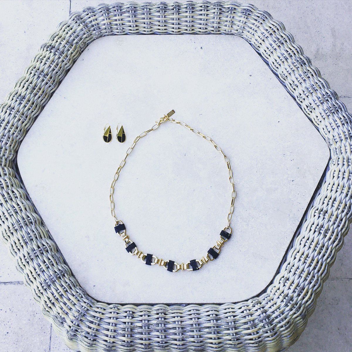 Duplas que nunca fallan>> Negro + dorado • Colgante EVA GREEN + Aros CLARA BOW •  mariarivolta.com