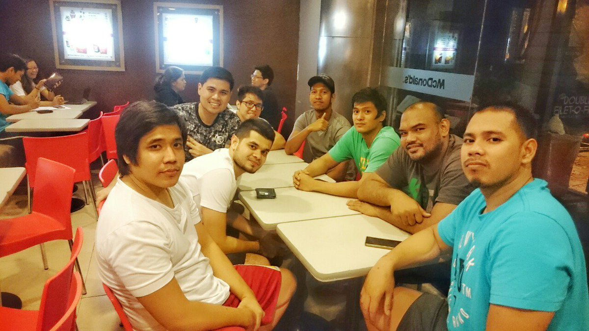 6jamesmartinez's tweet photo. 2-1 @shaqy14 @jrtecson24 @ogiemenor @bhillikelebron @kevspaga #Redcubs #AlumniLeague https://t.co/fiuRAGqVMS