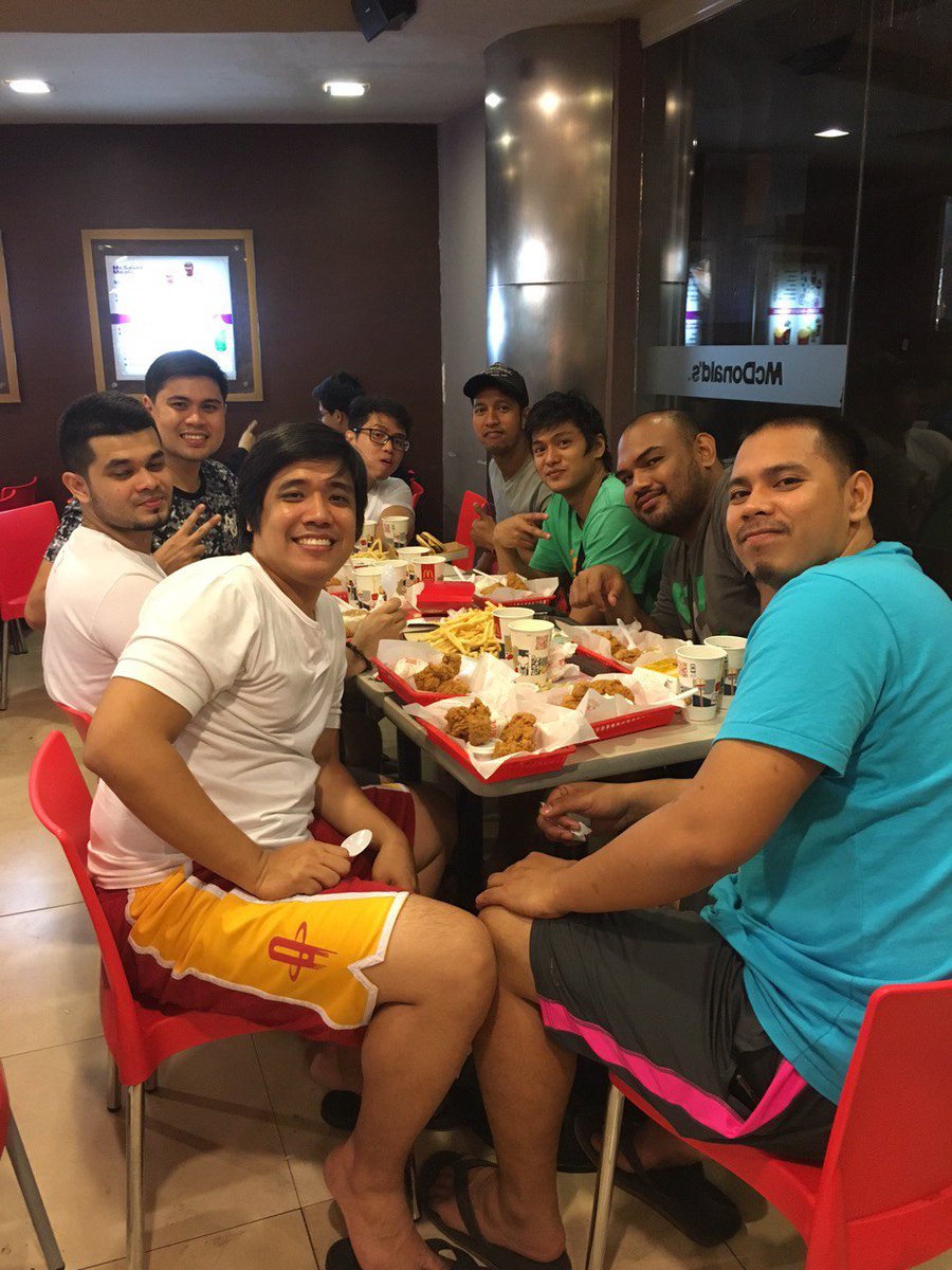 6jamesmartinez's tweet photo. 2-1 @shaqy14 @jrtecson24 @ogiemenor @bhillikelebron @kevspaga #Redcubs #AlumniLeague https://t.co/fiuRAGqVMS