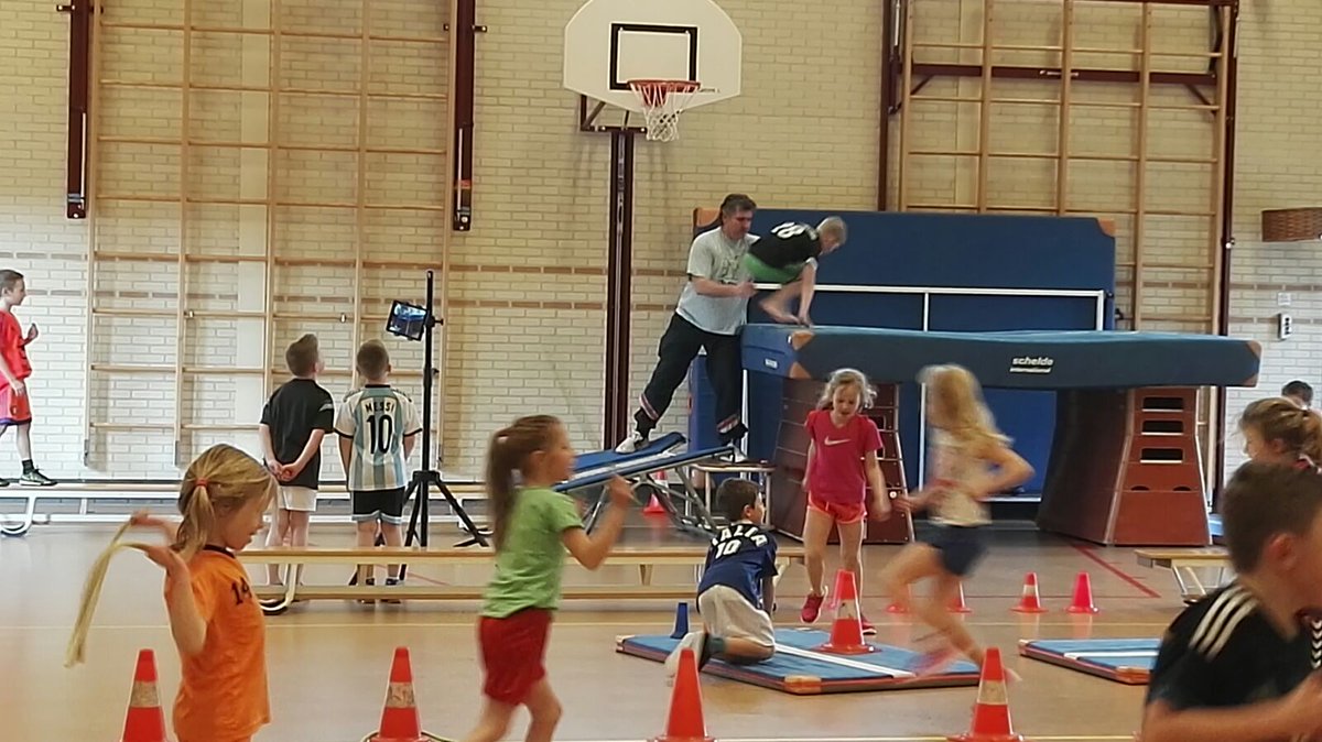 WSKOVerburchHof's tweet photo. Springen op verhoogd vlak en daarna op een tablet je eigen sprong terug kijken. Hoe deed ik het? #Verburch-hof #gym https://t.co/oWuRO2Wz7O