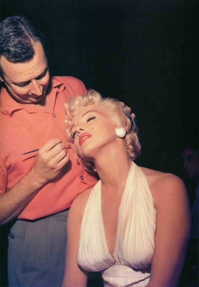 radiantauramua's tweet image. Marilyn Monroe is the #makeupmuse this Monday: on.fb.me/1ThMoOl.