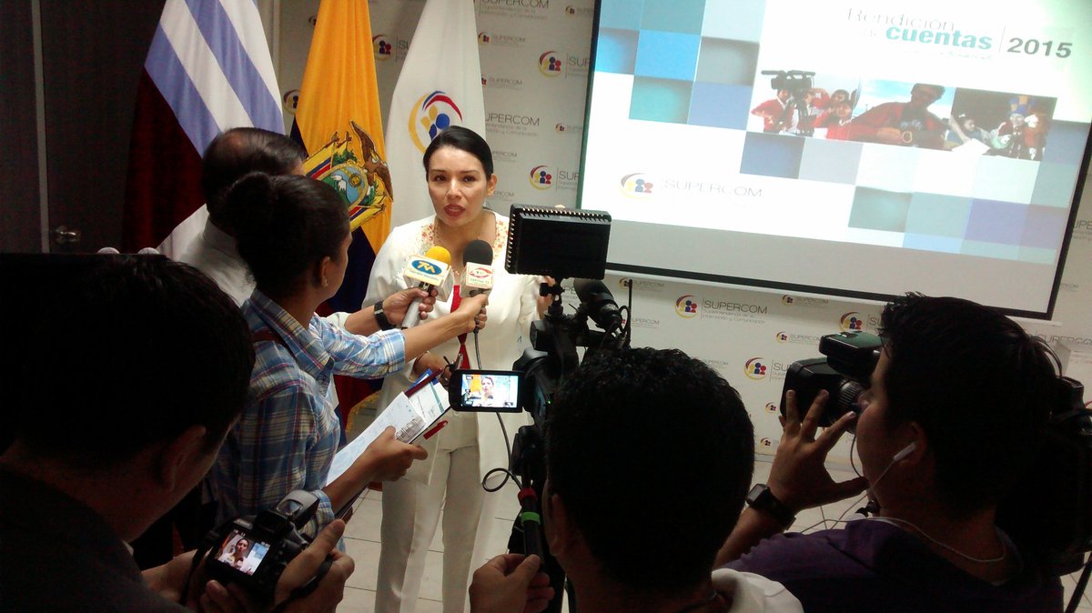 SupercomZona4's tweet photo. La Intendenta @ferhifra concede entrevista a los medios de #Manabí #ComunicaciónTransparente #IZ4 https://t.co/rpLn80dABc