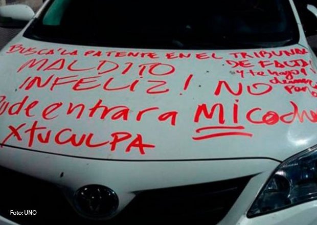 ClicsRCN's tweet photo. Se parqueó al frente de un garaje y esto pasó https://t.co/i91NLABgxN https://t.co/1CSkUo4E6i