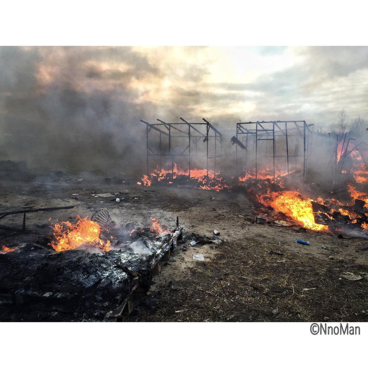 Maitre_Eolas's tweet photo. Cette image de la jungle de Calais résume parfaitement l'état de la gauche en France https://t.co/hzMdkVoKss (photo ©NnoMan Collectif OEIL)
