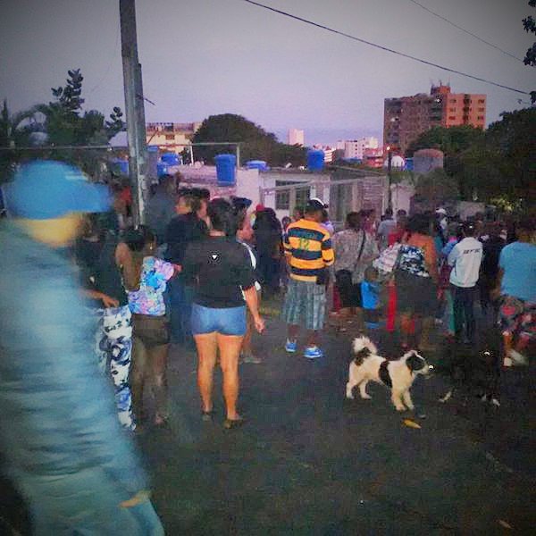 GuaroTerepaima's tweet photo. #29F2016 VALENCIA LA GENTE SALE A LA CALLE A PROTESTAR POR FALTA DE COMIDA #GAR @InfoVzlaNet https://t.co/SGZ30OFy8s