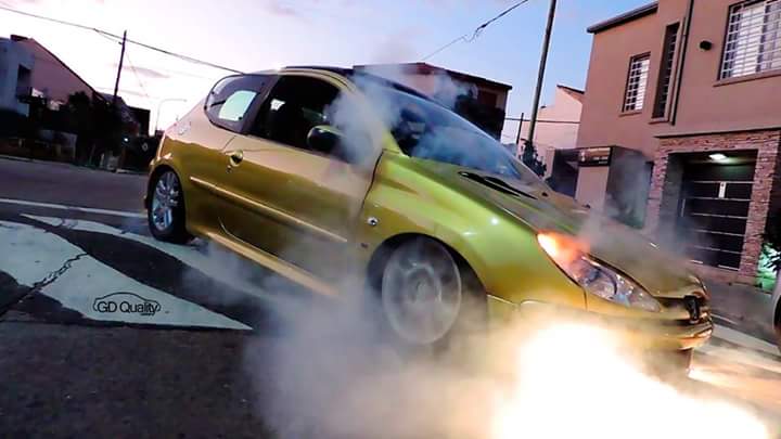 MeTocaLaChaplan's tweet photo. Buen comienzo de semana, dejamos este #Peugeot206 clavado en la loma de Naon, explotado el león👍👏😎😍 https://t.co/h9afyTgn4W