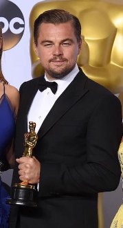 stvrbuck's tweet image. I love these pictures of Leo with an Oscar!!!!